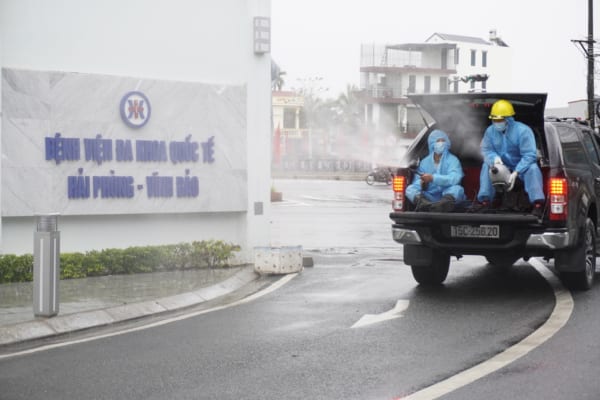 Quyết tâm chủ động phòng, chống dịch Covid-19: Bệnh viện Đa khoa Quốc tế Hải Phòng – Vĩnh Bảo Phun khử khuẩn, bảo vệ môi trường