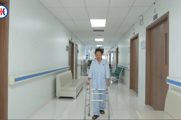 Phẫu thuật thay khớp háng thành công, mang niềm vui trở lại cho bệnh nhân sau tai nạn không đi lại được