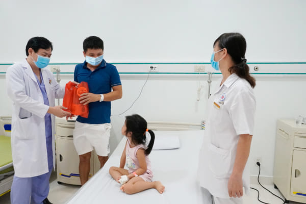 Thăm và tặng quà cho bệnh nhi đang điều trị nội trú tại Bệnh viện đa khoa quốc tế Hải Phòng – Vĩnh Bảo nhân dịp Tết Trung thu