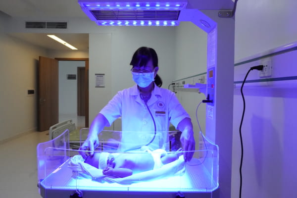 Liệu pháp chiếu đèn điều trị vàng da sơ sinh và những điều cần biết