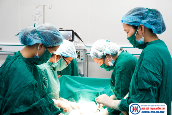 Phẫu thuật cắt tử cung bán phần thành công cho bệnh nhân có khối đa nhân xơ tử cung lớn bốn năm nằm ở vị trí hiếm gặp