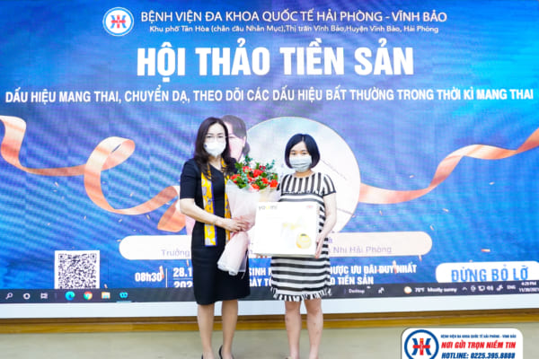 Trao quà tặng cho mẹ bầu may mắn trúng thưởng trong Hội thảo tiền sản tháng 11