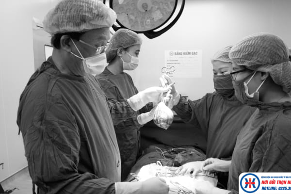 Phẫu thuật cắt tử cung bán phần thành công cho bệnh nhân có khối u xơ tử cung lớn nằm ở vị trí khó