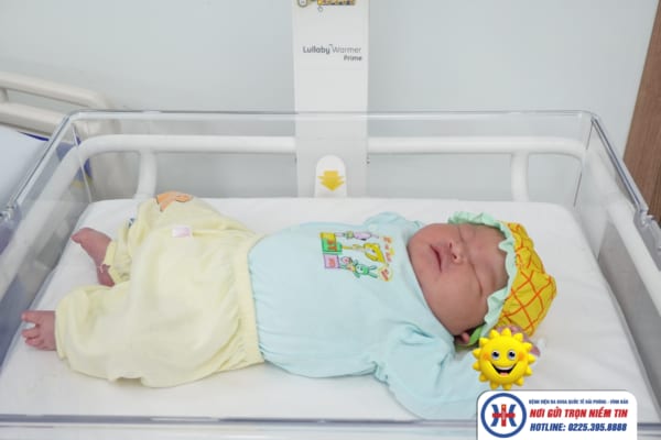 Hy hữu: Phẫu thuật cấp cứu thai nhi có cân nặng “kỷ lục” 5500g