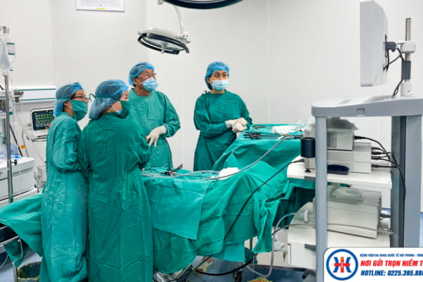 Phẫu thuật nội soi cắt u nang buồng trứng phải thành công cho bệnh nhân nữ có tiền sử bệnh cơ tim