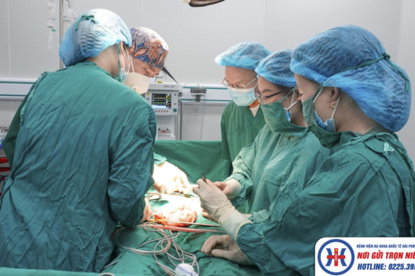 Phối hợp Sản khoa – Ngoại khoa: Phẫu thuật cắt bỏ thành công u xơ tử cung kích thước lớn trong dây chằng rộng gây biến chứng chèn ép niệu quản, chèn ép bàng quang gây rối loạn tiểu tiện