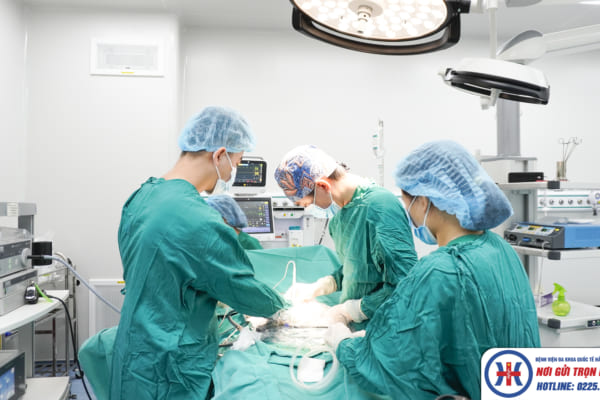 Phẫu thuật thành công lấy bỏ khối u nang hạch bạch huyết sau phúc mạc kích thước lớn