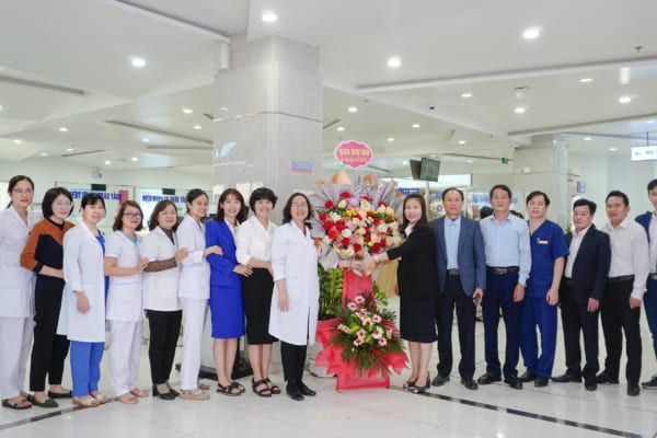 Bệnh viện đa khoa Quốc tế Hải Phòng – Vĩnh Bảo nhận hoa chúc mừng ngày Quốc tế phụ nữ 8/3