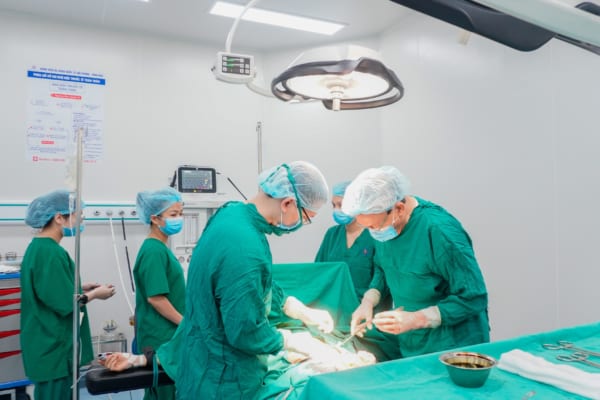 Phẫu thuật cấp cứu thành công cứu sống con, bảo tồn tử cung cho sản phụ rau tiền đạo trung tâm ra nhiều máu