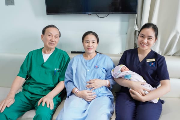 Phẫu thuật thành công cứu sống con, bảo tồn tử cung cho sản phụ lớn tuổi tiền sử mổ đẻ 3 lần, rau tiền đạo trung tâm ra nhiều máu