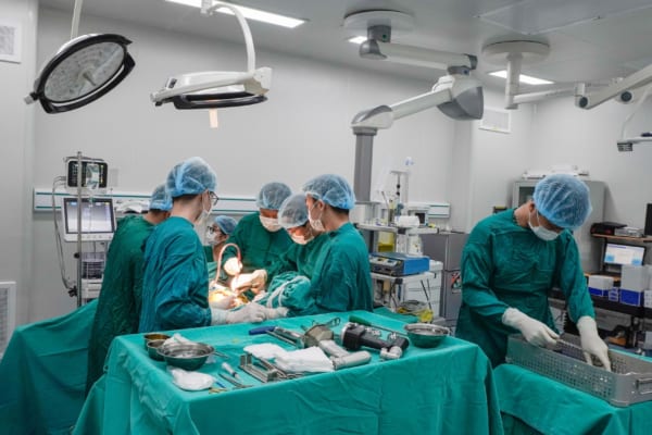 Tự điều trị gãy cổ xương đùi bằng đắp thuốc lá dân gian 02 tháng, bệnh nhân nhập viện trong tình trạng đau đớn, không di chuyển được