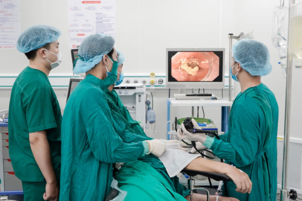 Khối bã thức ăn mắc kẹt ở thực quản do ăn hồng xiêm – Cảnh báo nguy hiểm từ loại quả tưởng chừng vô hại