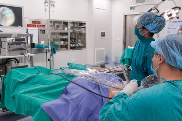 Lấy lại giọng nói trong trẻo sau phẫu thuật nội soi vi phẫu thanh quản – Chấm dứt khàn tiếng, khó thở, nói nhanh mệt!