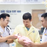 Phát hiện sớm trường hợp tắc ruột phân su ở trẻ sơ sinh ngay tại Bệnh viện đa khoa Quốc tế Hải Phòng – Vĩnh Bảo, kịp thời cứu sống trẻ nhờ sự phối hợp “thần tốc” giữa hai bệnh viện trong hệ thống Bệnh viện Quốc tế – Tổng công ty Hàng Kênh