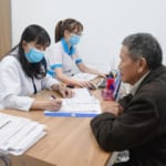 ĐAU KHỚP TĂNG MẠNH KHI TRỜI NỒM: ĐI KHÁM MỚI BIẾT KHỚP GỐI ĐÃ BỊ THOÁI HÓA