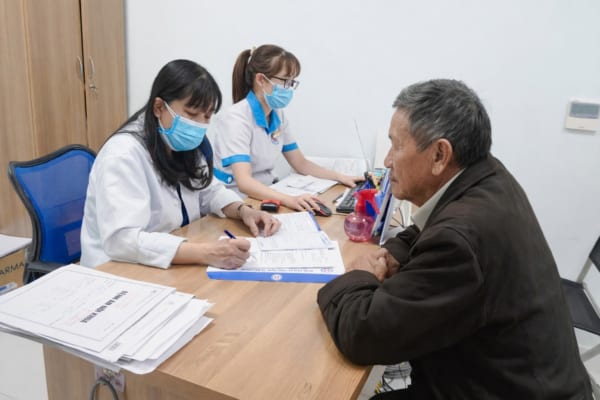 ĐAU KHỚP TĂNG MẠNH KHI TRỜI NỒM: ĐI KHÁM MỚI BIẾT KHỚP GỐI ĐÃ BỊ THOÁI HÓA