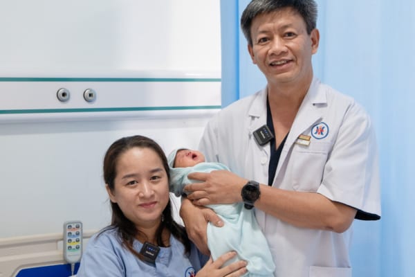 CẤP CỨU SẢN KHOA NGUY KỊCH: XỬ TRÍ THÀNH CÔNG CA VỠ TỬ CUNG, MẸ TRÒN CON VUÔNG