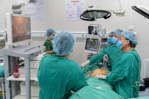 PHỐI HỢP ĐA CHUYÊN KHOA PHẪU THUẬT NỘI SOI “2 TRONG 1” THÀNH CÔNG CHO BỆNH NHÂN 69 TUỔI MẮC ĐỒNG THỜI HAI BỆNH LÝ NẶNG